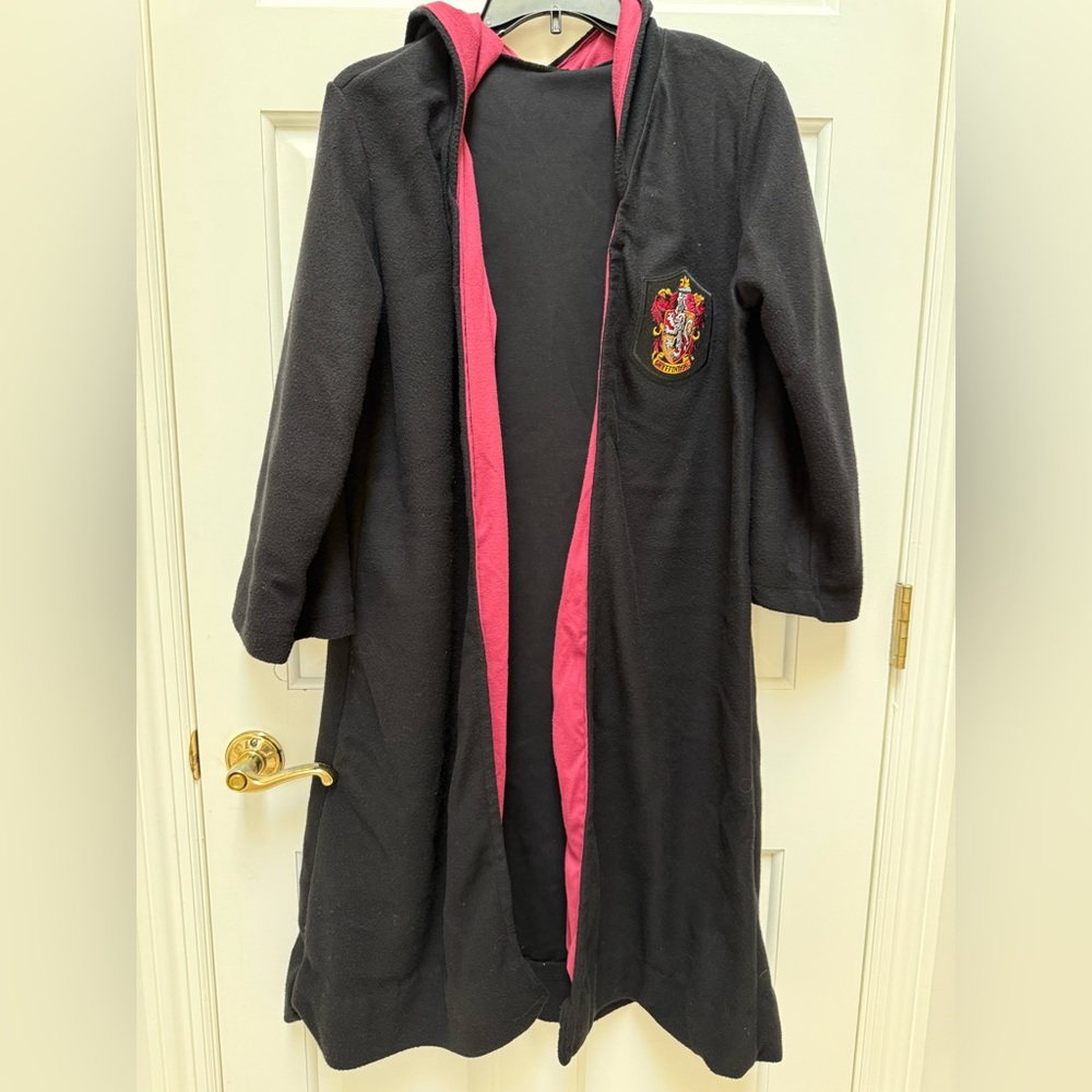 Harry Potter - Gryffindor Black and Pink Robe with Crest